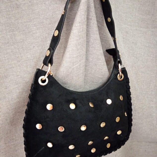 Bolso tachuelas color negro