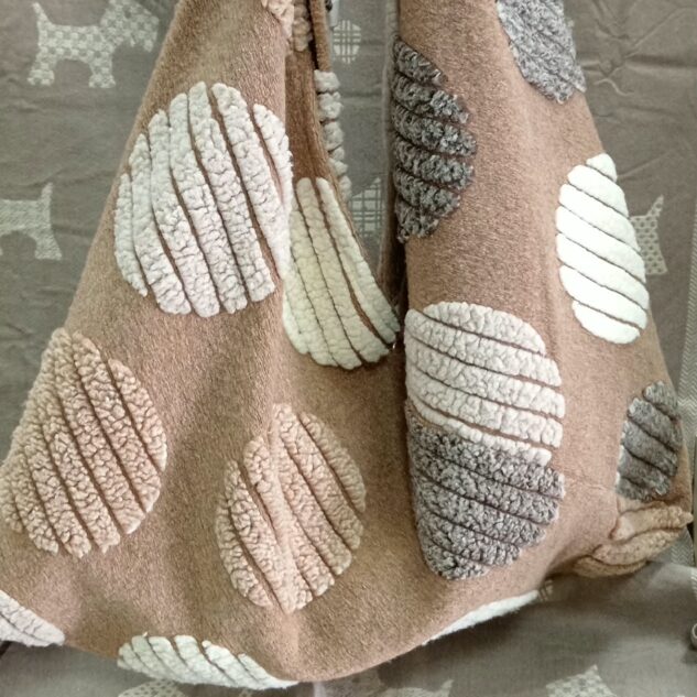 Bolso beige camel con círculos