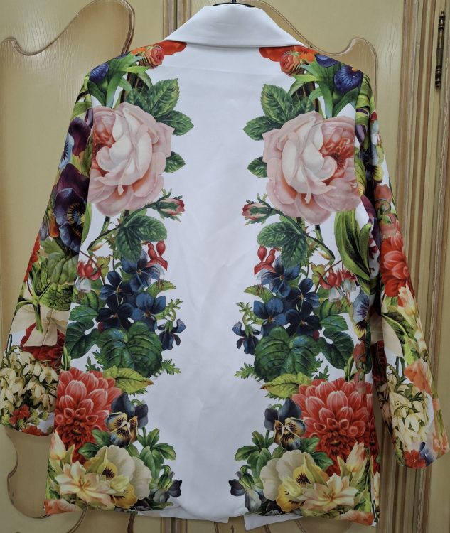 Chaqueta blanca de flores grandes