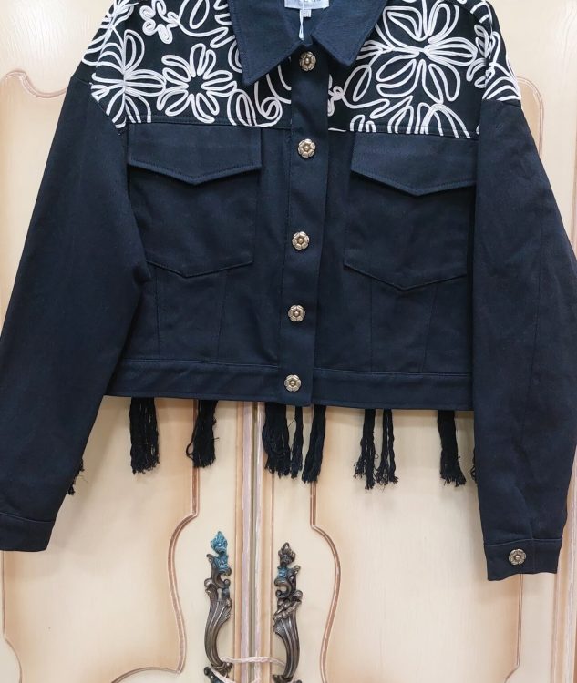 Chaqueta negra bordada y flecos